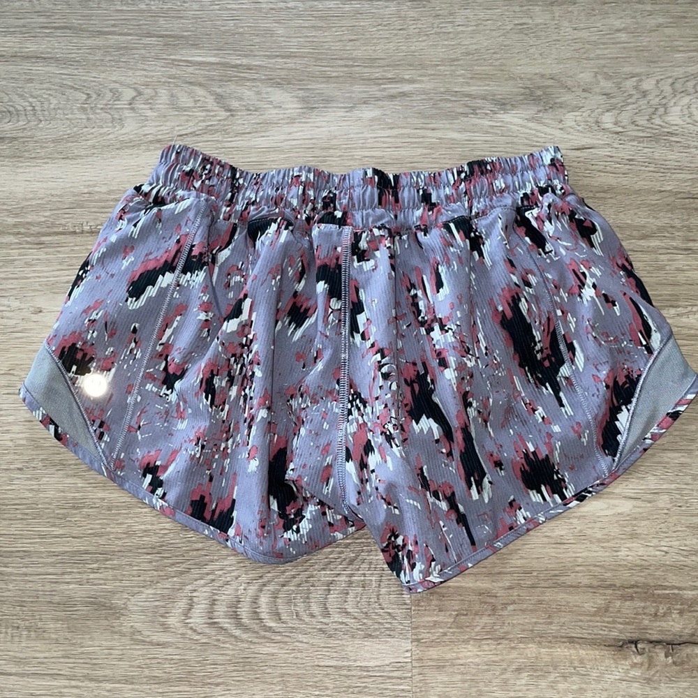 Rare Lululemon Hotty Hot Shorts 2.5- size 6